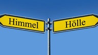 Zwei gelbe Wegweiser mit den Schriftzügen Himmel und Hölle vor blauem Hintergrund