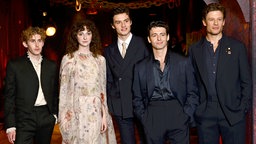 Der Cast von "House of Guinness" bei der London Premiere, von links nach rechts: Fionn O'Shea, Emily Fairn, Louis Partridge, Anthony Boyle und James Norton. Alle tragen feierliche Abendgarderobe.