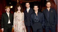 Der Cast von "House of Guinness" bei der London Premiere, von links nach rechts: Fionn O'Shea, Emily Fairn, Louis Partridge, Anthony Boyle und James Norton. Alle tragen feierliche Abendgarderobe.