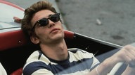 Szene aus dem Film "James Dean – Ein Leben auf der Überholspur": James Franco in der Rolle des James Dean am Steuer eines Cabrios