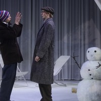 Zwei Männer und ein Schneemann auf einer Bühne