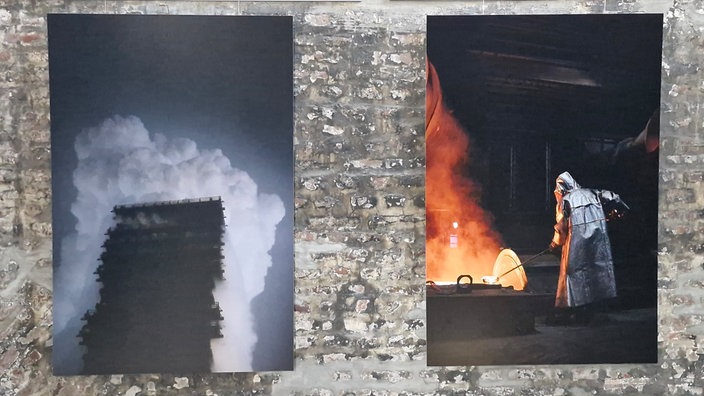 Zwei Fotos der Kohle-Ausstellung vor einer Steinwand