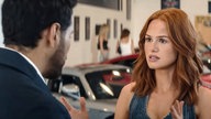 Szene des Films "Liebe braucht Wartung": Charlotte, gespielt von Madelaine Petsch, im Gespräch mit Beau, gespielt von Jacob Scipio. Im Hintergrund stehen Autos.