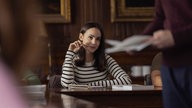 Szene aus dem Film "My Oxford Year": Schauspielerin Sofia Carson sitzt an einem Tisch in der Universität und schaut verträumt den Dozenten an