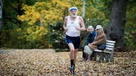 Dieter Hallervorden laufend im Wald als Marathonläufer Paul Averhoff in dem Film "Sein letztes Rennen"