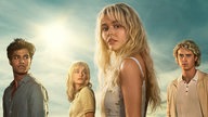 Cover der Serie "Solange wir lügen": Die Schauspieler Esther McGregor, Joseph Zada, Emily Alyn Lind und Shubham Maheshwari stehen vor einer Himmel-Kulisse