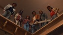 Eine Szene aus "Stranger Things": Mike, Lucas, Nancy, Steve, Jonathan und Dustin gespielt von Finn Wolfhard, Caleb McLaughlin, Natalia Dyer, Joe Keery, Charlie Heaton und Gaten Matarazzo stehen auf einer Empore. Steve hält eine Kettensäge.