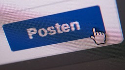 Ein Mauszeiger schwebt auf dem Button "Posten" im Online-Netzwerk Facebook