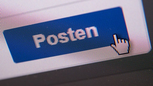 Ein Mauszeiger schwebt auf dem Button "Posten" im Online-Netzwerk Facebook
