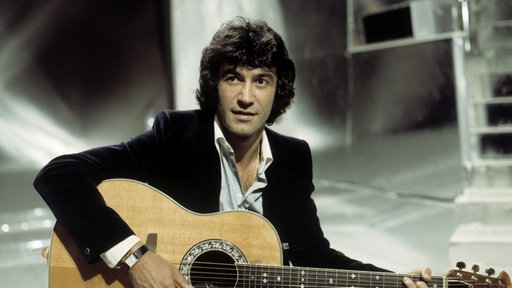 Albert Hammond with guitar