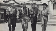 Die Schauspieler Dan Blocker, Lorne Greene, Pernell Roberts und Michael Landon in "Bonanza" (v.l.n.r)
