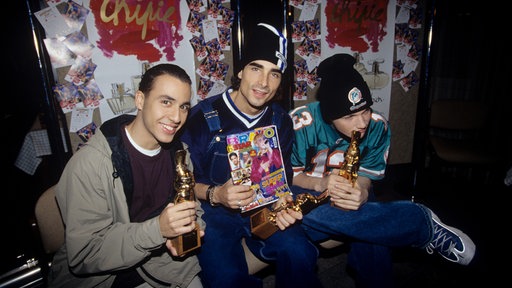 Mitglieder der Boyband "Backstreet Boys" mit Trophäen und Bravo-Heft in der Hand (1997)