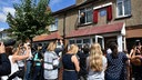 Eine Menschenmenge wartet vor dem ehemaligen Wohnhaus Freddie Mercurys in Feltham bei der Enthüllung der Blauen Plakette