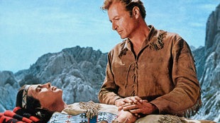 Winnetou III (1965) mit Pierre Brice, Lex Barker. Old Shatterhand (Lex Barker) hält seinen sterbenden Freund Winnetou (Pierre Brice) in seinen Armen. 