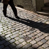 Der Schatten einer Person in einer dunkeln Straße. Geheimnisvolle Atmosphäre. 