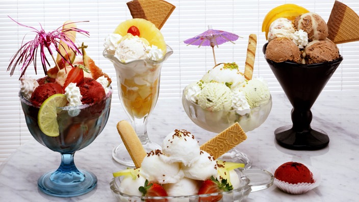 Fünf verschiedene Eisbecher