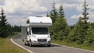 Wohnmobil fährt auf einer Landstraße