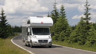 Wohnmobil fährt auf einer Landstraße