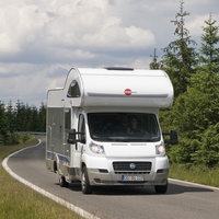 Wohnmobil fährt auf einer Landstraße