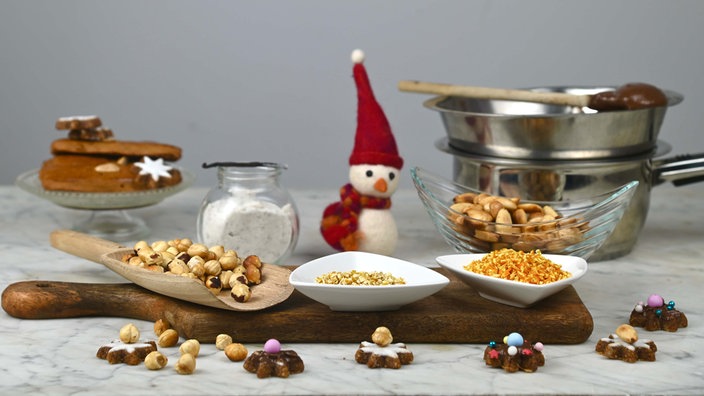 Zutaten für Weihnachtsplätzchen sind in verschiedene Schüsseln gefüllt