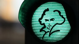 Eine grüne Ampel in Bonn mit einem Porträt von Ludwig van Beethoven 