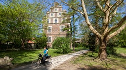 Eine Frau radelt durch das Münsterland