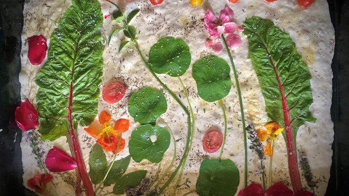 Gartenbrot mit Kräutern und Blumen verziert