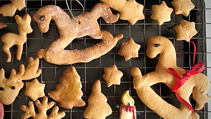 Lebkuchen in verschiedenen Formen liegt auf einem Rost