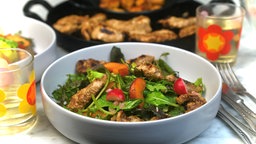 Marinierte Putenbruststreifen auf buntem Blattsalat