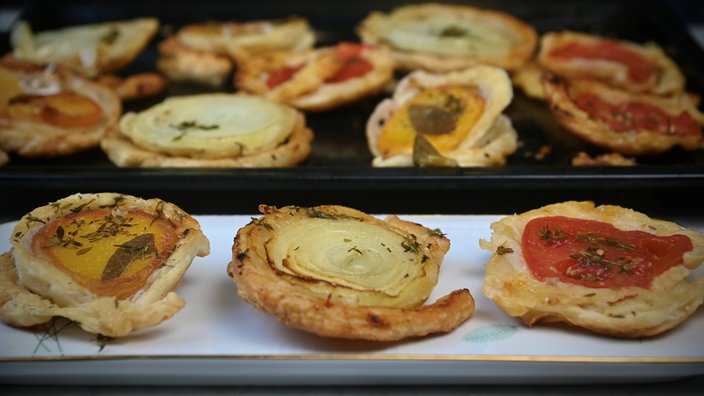 Mediterrane Blätterteigtörtchen nach Art der Tarte Tatin
