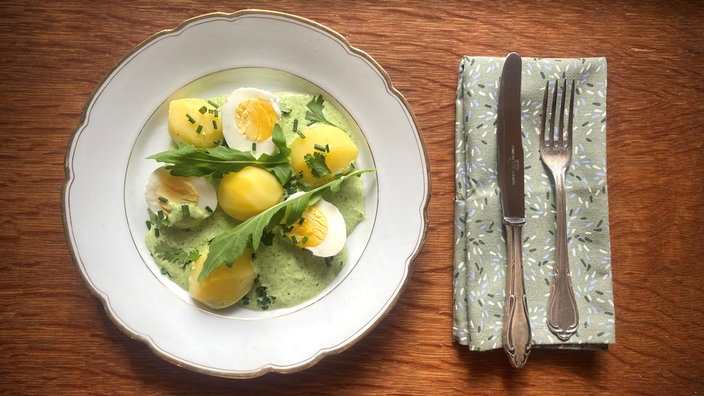 Neue Kartoffeln mit grüner Sauce und Ei