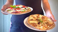 Zwei Teller mit orientalischem Pfannenbrot werden in die Kamera gehalten, einmal als Pizza und einmal als Flammkuchen