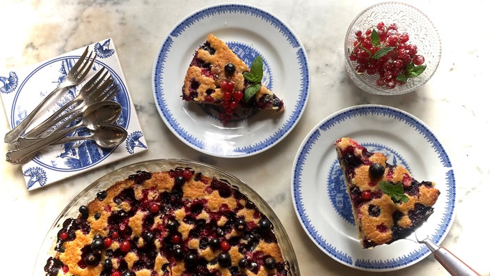 Rührkuchen mit versunkenen Beeren