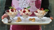Sahnequark mit Amarettini und gefrorenen Himbeeren