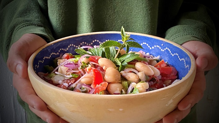 Salat von dicken Bohnen mit Tomaten, Paprika und Minze