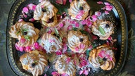 Windbeutel mit Brombeergrütze und Sahne