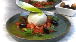 Burrata mit Schnittlauchöl auf Tomaten