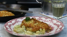 Rotbarsch in der Kartoffelkruste, Schmorgurken und Dill