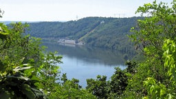 Auf "Wein-Jagd" am Hengsteysee: Blick über den Großteil des Sees mit viel Natur rundherum