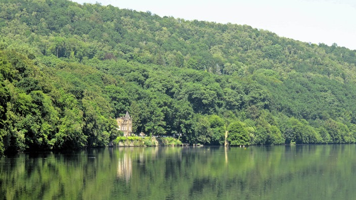 Auf "Wein-Jagd" am Hengsteysee: Blick über den See auf ein Inselchen mit einem Rapunzelturm