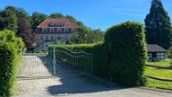 Durch die Baumberge: Ein Gutsanwesen, die Steverburg, mit herrschaftlicher Gartenanlage als Vorgarten