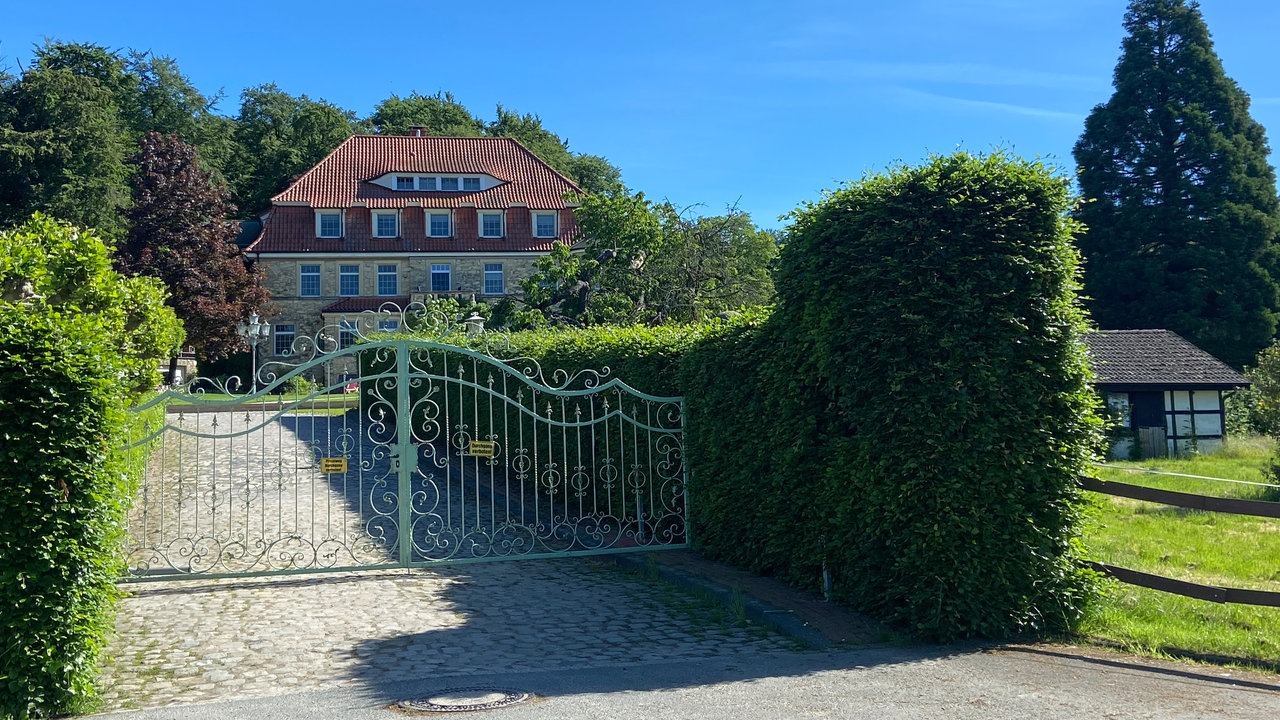Durch die Baumberge: Ein Gutsanwesen, die Steverburg, mit herrschaftlicher Gartenanlage als Vorgarten