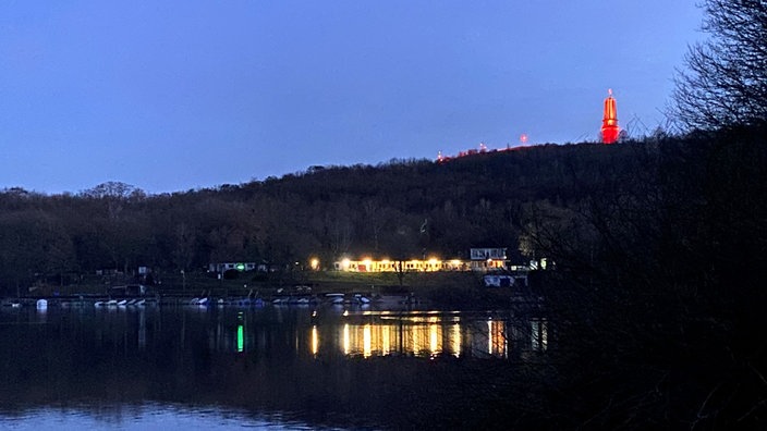 Ausblick über den See hoch zum Geleucht auf dem Haldengipfel