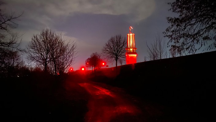 In Serpentinen geht es dann bergan, bis das Haldenplateau mit dem gigantischen Lampenzylinder in Sicht ist.