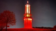 Eine rote Grubenlampe XXL aus Stahl und Beton, 30 Meter hoch