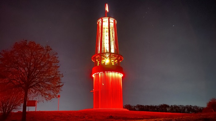 Eine rote Grubenlampe XXL aus Stahl und Beton, 30 Meter hoch