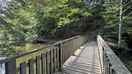 Hexenteich und Liebesweg in Menden im Sauerland: Holzbrücke am Hexenteich auf dem Weg in Richtung Liebesweg und Wald.