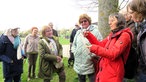 Auf "Krautschau" in Fröndenberg: Kräuter-Expertin erkärt die Wildpflanzen einer Gruppe