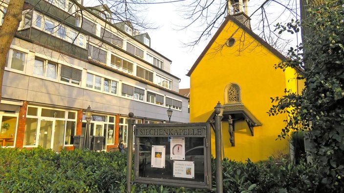 Blick die Siechenhauskapelle aus dem Jahr 1445, eine Kapelle mit gelber Außenfassade