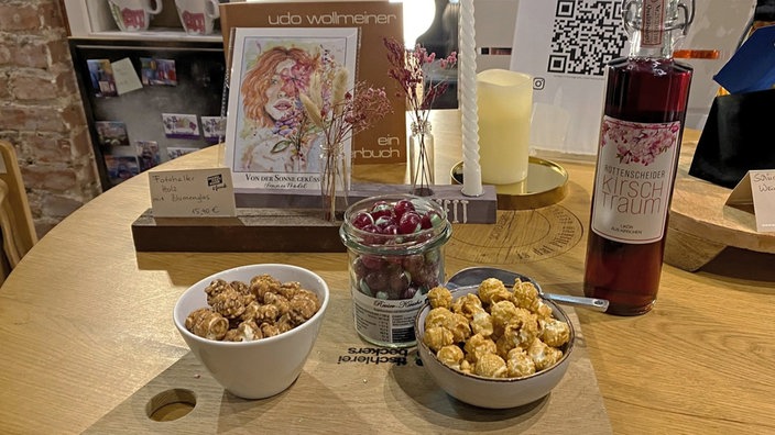 Ein Bistro-Tisch gedeckt mit Nachtisch, wie Ruhrpott-Bonbons und Rüttenscheider Kirschtraum